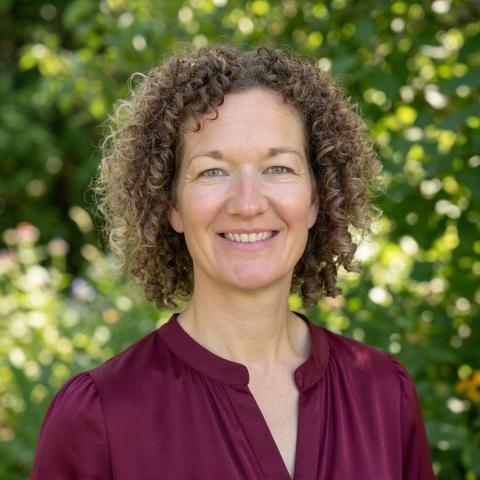 Jennifer Swanson Headshot